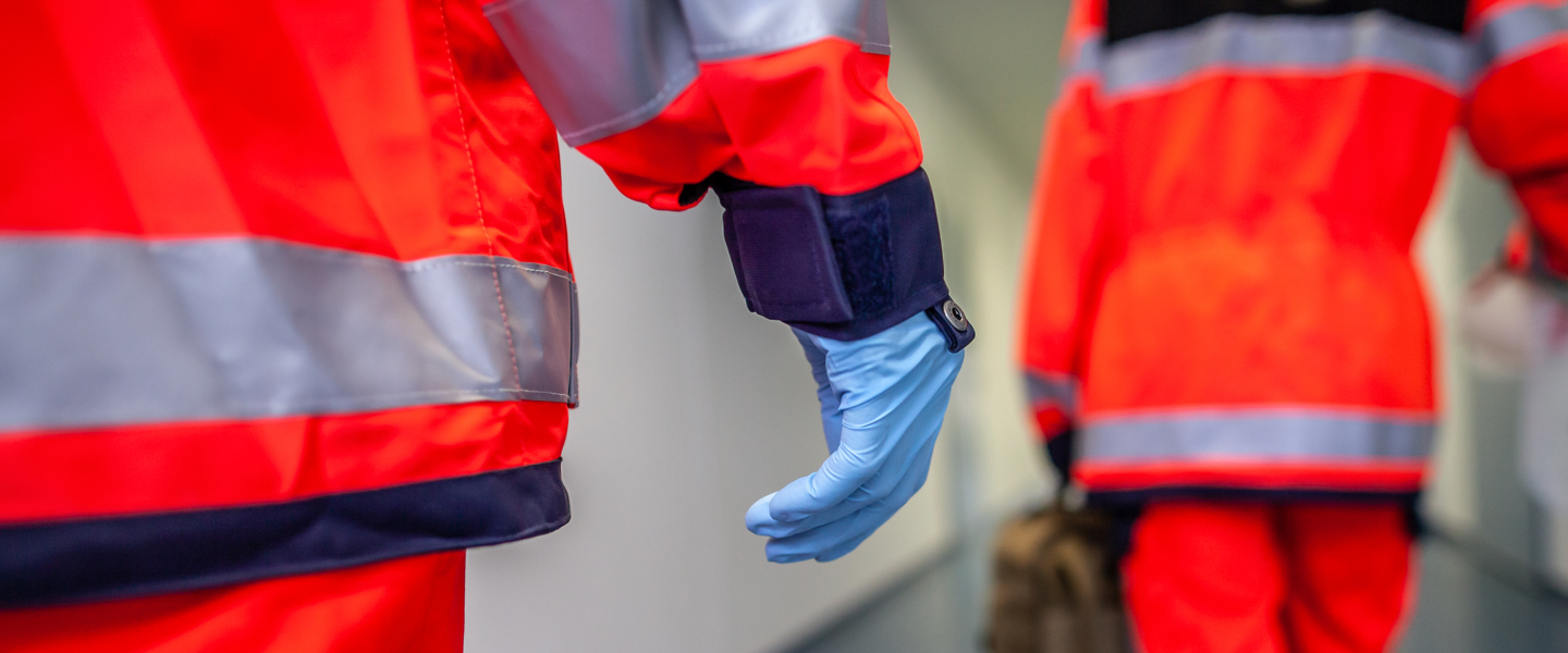 Erste Hilfe Rettungsanitäter_in auf dem Weg zum Einsatz